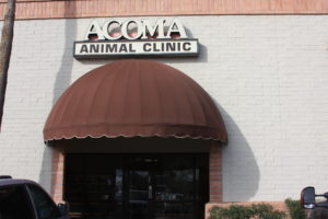 A building with a sign that says acoma animal clinic.